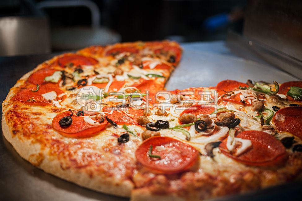 오븐구이,피자,제과제빵,치즈,빵,디저트,레시피,pizza,요리,올리브,간식,슬라이스,햄,야채,음식,식재료,요리,food,cook,meal,dishes,food reserves