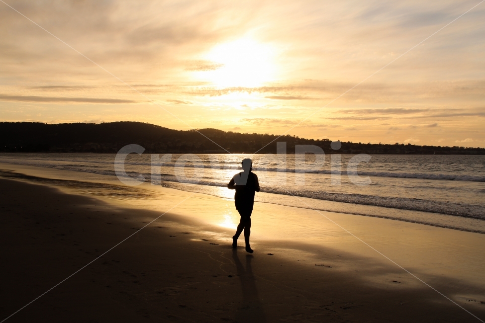 	실루엣,조깅,런닝,운동,해안,바다,수평선,바닷가,해변,구름,하늘,silhouette,건강,jogging,running,health,sea,ocean,horizon,cloudscape,풍경,landscape,경치,cloud,sky,people,인물,Canada,black,twinkle,beach,체력,사람,golden,모래사장,파도,황금빛,노을,선셋,sunset,wave,breathtaking,beautiful,sun,태양,해,고독한,외로운,lonely,sole,달리기,해변,바다,beach,sea,사람,인물,인간,human,person,인물실루엣,사람실루엣,character silhouette,human silhouette,스포츠,레저,운동,sports,leisure,exercise,건강,헬스웨어,헬스케어,healthware,health care,fitness,적합,working out,sport