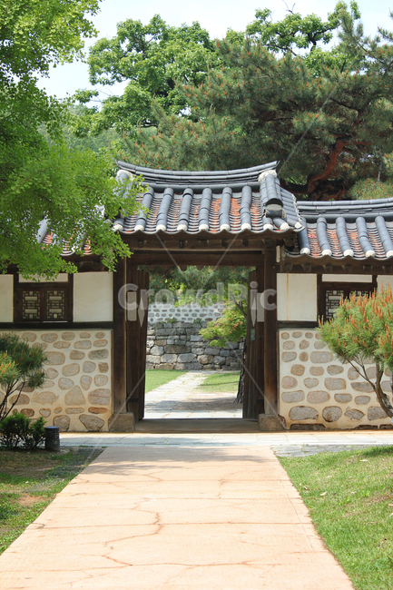 공원,한국,전통,기와,기와집,문,대문,나무문,나무,길,도로,돌담,녹색,돌,정원,흙길,잔디밭,잔디,park,korea,door,북서울꿈의숲,문화재,고택,창녕위궁재사,house,꿈의숲,집,서울,강북,자연,한국전통,한국문화,korean traditional,korean culture,랜드마크,landmark,tourist attraction,한국랜드마크,한국관광지,한국명소,korea landmark,korea tourist attraction,건축물,건물외관,exterior,building,structure,architecture,construction