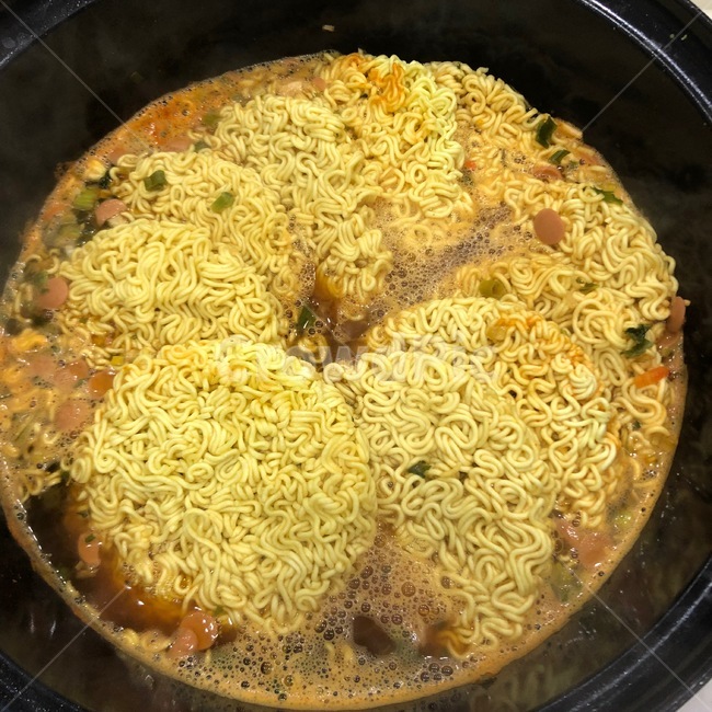 라면,음식,요리,라면10개,맛,주황색,노란색,꼬불꼬불,면,국물,안주,보글보글
