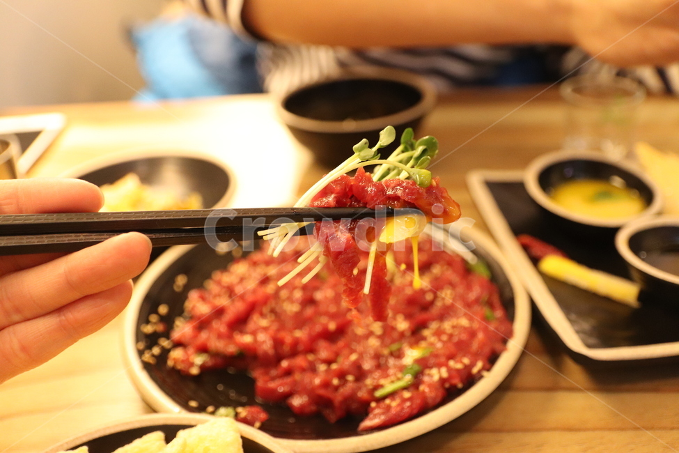 육회,소고기,육회뭉티기,뭉티기,한국음식,소주,저녁식사,안주,korea,koreafood,food,cow