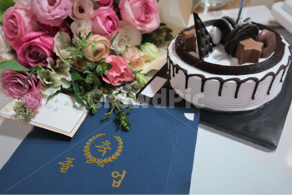 졸업,졸업식,행사,꽃다발,졸업장,축하꽃,축하,학교,기념일,케익,기념일,축하,anniversary,congratulation,celebrate,celebration,교육,학교,공부,education,learning,study,school