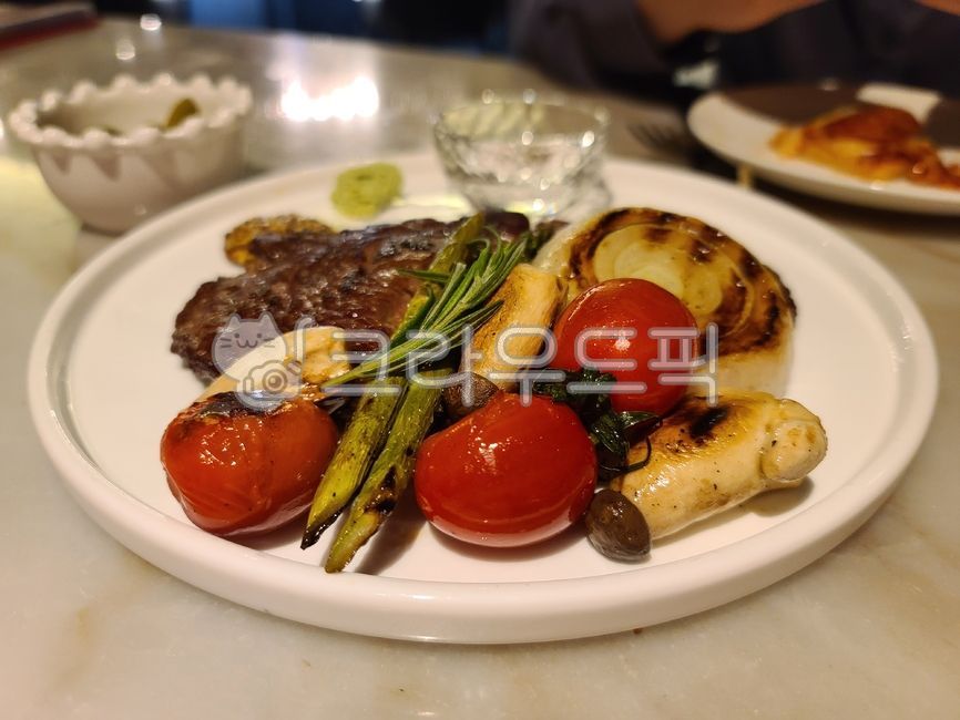 wasabi,steak,onion,garnish,plate,tomato,bowl,diningtable,Garnish,eat,cooking,mushroom,table,roast,restaurant,food,meal,grilling,dish,meat,asparagus,Wasabi