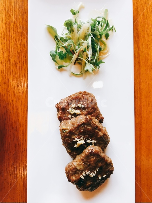 한식,떡갈비,샐러드,야채,고기,한국음식,접시,그릇,식탁,요리,음식,식재료,요리,food,cook,meal,dishes,food reserves,육류,고기,meat,한식,한국음식,한국요리,korean food,korean dishes,korean meal,korean cook
