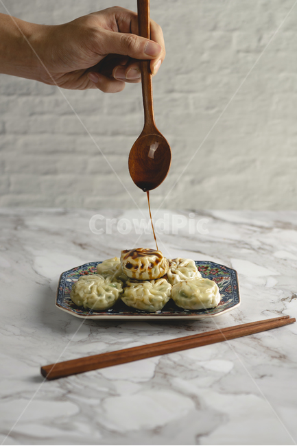 만두,덤플링,화이트배경,찐만두,냉동만두,dumplings,gyoza,사람,인물,인간,human,person,신체일부,몸,body,음식,식재료,요리,food,cook,meal,dishes,food reserves,중식,중국음식,중화요리,chinese food,chinese dishes,chinese meal,chinese cook