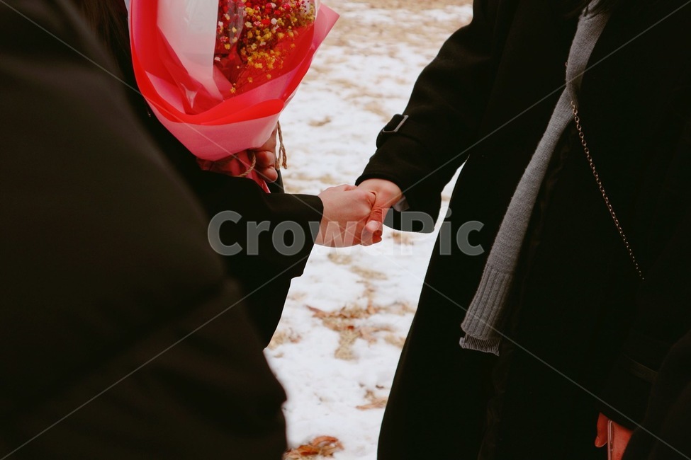 person,사람,human,인간,hand,손,꽃다발,졸업식,졸업,악수,인사,겨울,코트