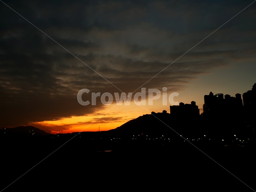 일몰,하늘,석양,나무,풍경,겨울,nature,자연,outdoors,옥외,dusk,황혼,sunset,dawn,새벽,sky,red sky,붉은 하늘,sunlight,햇빛