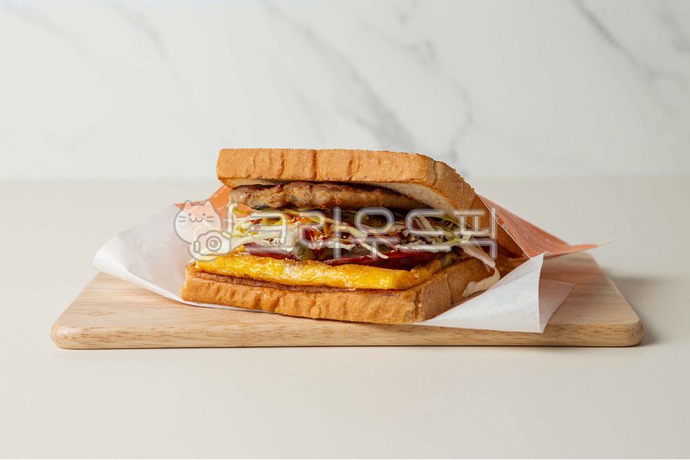 bread,cabbage,egg,snack,Bulgogi,vegetable,food,cheese,Burger,patty,meal,toast,ham