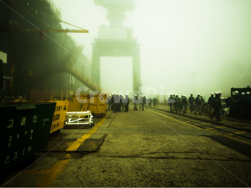 human,인간,person,사람,조선소,중공업,공업,출근,아침,안개,산업,industry,industrial