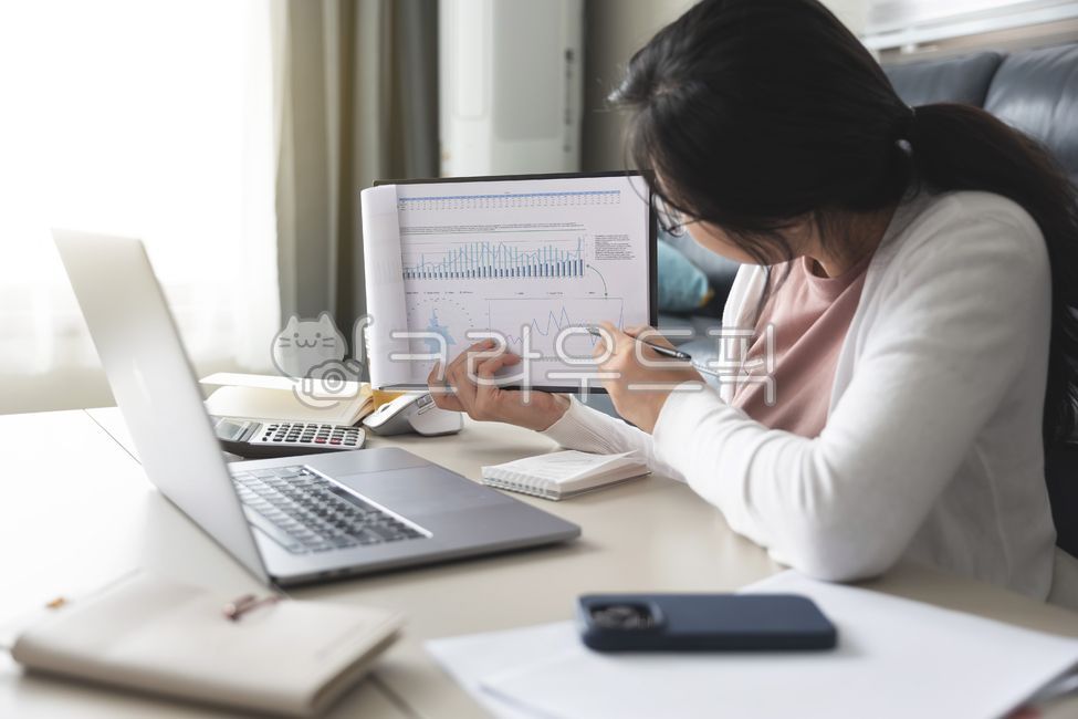 Working from home,remote work,home office,smartphone,laptop,video chat,business woman,video,call,video conference,communication,office worker,company employee,woman,writing,Korean,home,house,living room,house,work,window,room,table,