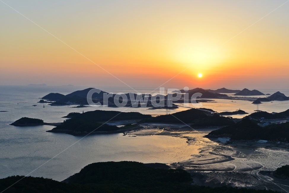 sea,바다,ocean,대양,water,물,shoreline,해안선,coast,연안,light,빛,flare,플레어,nature,자연,sunlight,햇빛,outdoors,옥외,dusk,황혼,sky,하늘,sunset,일몰,redsky,붉은하늘,scenery,풍경,군산,고군산군도,고군산군도일몰,해넘이,자연,풍경,nature,landscape