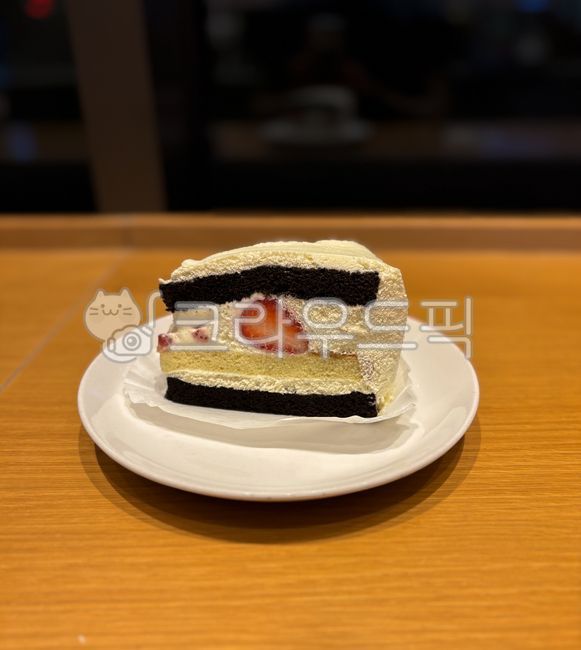 딸기케익,딸기,생크림,빵,조각케익,케이크,과일,카페,음식,달콤한,먹거리,piececake,cake,strawberrycake,strawberry,whippedcream,bread,fruit,cafe,sweet,food