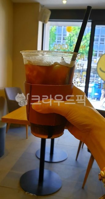 손목,wrist,냉커피,이이스커피,아이스아메리카노,얼음커피,icecoffee,coffee,손,hand,손에든커피