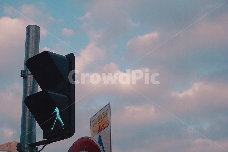신호등,초록불,횡단보도,하늘,오후,교통,교통수단,traffic,transportation,traffic light,light,빛