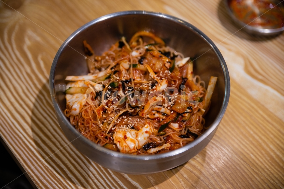 음식,비빔국수,분식,오이,고명,깨,테이블,식탁,요리,식당,그릇,접시,스테인레스,맛집,소스,양념,빨간,매운,외식,식사,한끼,아침,점심,저녁,식단,매콤한,달달한,맛있는,여름,향토음식,시원한,식재료,noodles,한식,한국음식,한국요리,food,dishes,meal,korean,cook,음식,식재료,요리,food,cook,meal,dishes,food reserves
