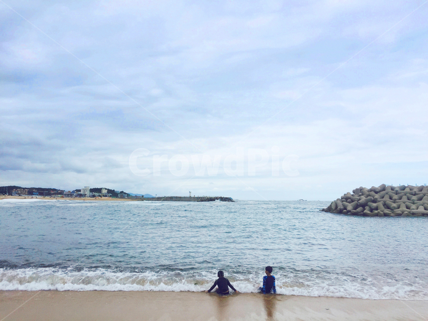 바다,여름,해변,여유,파도,하늘,파랑,아이들,두명,자연,풍경,nature,landscape,한국자연풍경,한국자연경관,korea nature landscape,해변,바다,beach,sea,사람들,대중,군중,other people,crowd,어린이,어린아이,child,children,kid,water,물,shoreline,해안선,ocean,대양,outdoors,옥외,human,인간,person,사람,land,땅