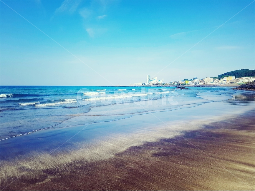 제주도,해안길,바다,파도,건물,파란색,오름,산,제주,물,모래,방파제,구름,하늘,물결,거품,마을,자연,풍경,nature,landscape,해변,바다,beach,sea,outdoors,옥외,ocean,대양,water,shoreline,해안선