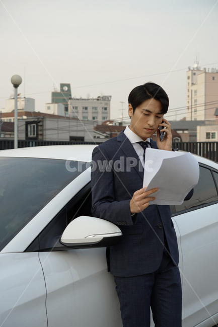 운전,차,차량,자동차,남자,남성,사람,직장인,출근,피곤,운전자,주차장,여유,정장,서류,비즈니스,비즈니스맨,스마트폰,통화,사람,인물,인간,human,person,남성,남자,man,male,교통,교통수단,traffic,transportation,정보통신기술,전자기기,전자제품,it,information,technology,electronic equipment,비즈니스,사업,business,service,work