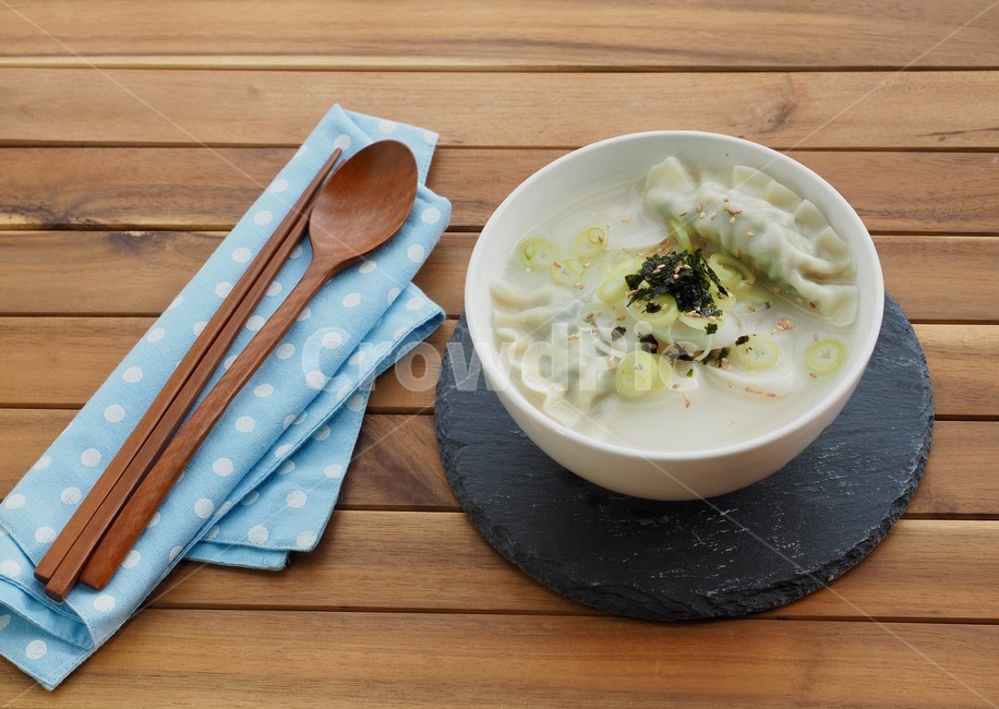 한국음식,떡국,떡만두국,만두국,식품,한식,한국문화,한국,배경,음식문화,웰빙,문화,아시아,아시아음식,접시,전통,설날,추석,음식,추석음식,설날음식,명절,명절음식,koreanfood,korea,koreanculture,food,background,foodculture,wellbeing,culture,asia,asianfood,dish,tradition,bowl,음식,식재료,요리,food,cook,meal,dishes,food reserves,한식,한국음식,한국요리,korean food,korean dishes,korean meal,korean cook