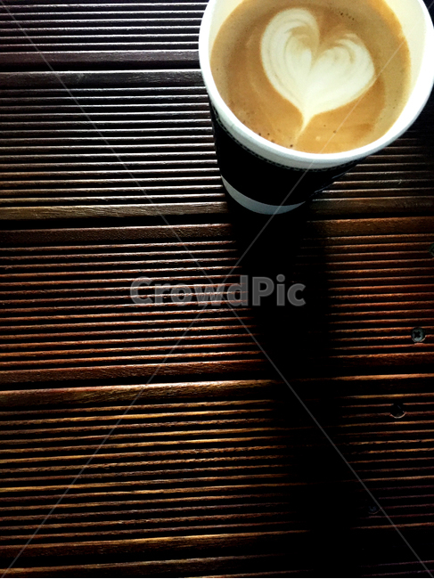 커피,라떼,라떼아트,나무테이블,하트,드링크,커피,카페,coffee,cafe