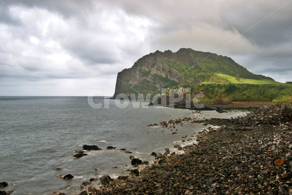 성산일출봉,제주,일출봉,성산봉,천연기념물제420호,제주일경,바다,구름,성산리층,자연,풍경,nature,landscape,한국자연풍경,한국자연경관,korea nature landscape,제주도,jeju,jeju island,promontory,곶,outdoors,옥외,land,땅,shoreline,해안선,water,물,sea,ocean,대양