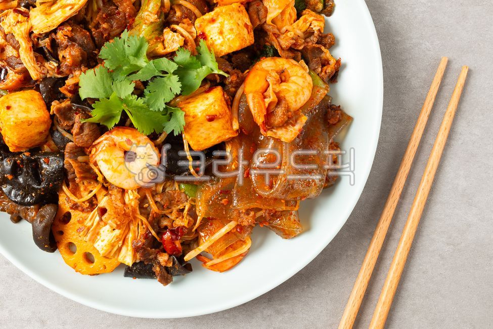 마라샹궈,마라,볶음,숙주,양고기,청경채,연근,건두부,두부피,푸주,당면,고수,버섯,새우,야채,채소,고기,향신료,양념,소스,중국음식,중국문화,매콤한