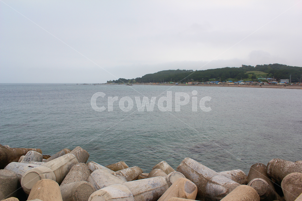 block,concrete,protect,protection,rock,safety,sea,stone,strong,texture,water,자연,바다,물,콘크리트,돌,보호막,방어막,안전,보호,방파제,섬,하늘,안개낀,흐린,흐린날,산,회색,그레이,island,barrier,sky,gray,grey,mountain,cloudy,자연,풍경,nature,landscape