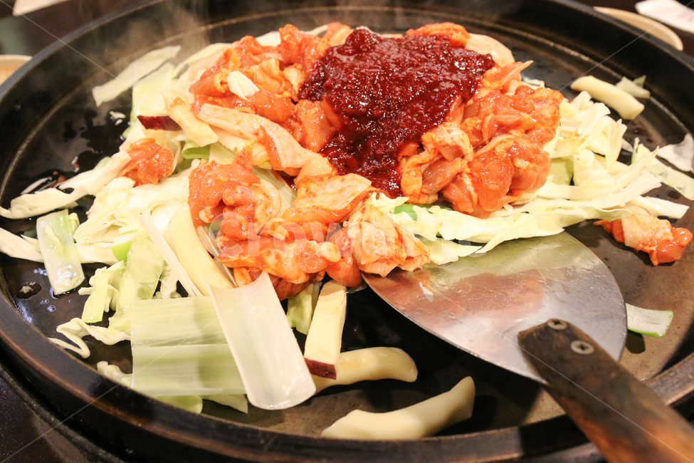 닭갈비,먹을것,식사,식당,닭,고기,점심,맛있는,소스,매운,야채,한식,요리,음식,메뉴,외식,조리전,요리전,불판,철판,파,철판닭갈비,음식,식재료,요리,food,cook,meal,dishes,food reserves,한식,한국음식,한국요리,korean food,korean dishes,korean meal,korean cook