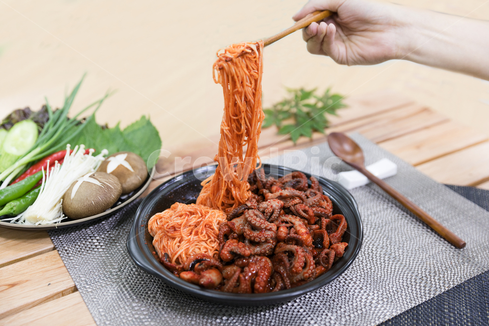 음식,쭈꾸미볶음,식사,안주,쭈꾸미,저녁식사,한식,korea,spicy,오징어볶음,식당,매콤,매운맛,red,맛집,고추장,고춧가루,식재료,요리,cook,reserves,수산물,해산물,fisheryproducts,seafood,한국음식,한국요리,food,dishes,korean,meal,koreancook,맛있다,먹다,맵다,소스,볶음,사람,인물,인간,human,person,신체일부,몸,body,음식,식재료,요리,food,cook,meal,dishes,food reserves,한식,한국음식,한국요리,korean food,korean dishes,korean meal,korean cook