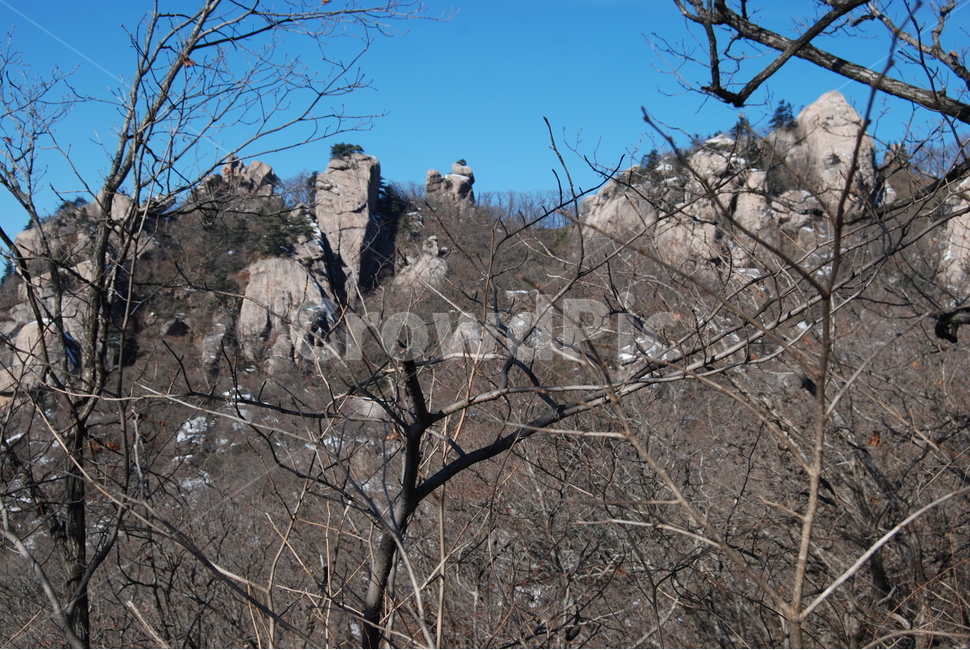 속리산국립공원,문장대,천왕봉,입석대,수학여행지,자연의위대함,등산로,능선,아름다움,신비스런산,돌,산행,힐링,자연,감성,등산,계절,여행,한국,한국명산,한국등산,풍경,눈,나무,하늘,바람,바람소리,환경,생태계,산,땅,겨울,계절,winter,season,자연,풍경,nature,landscape,한국자연풍경,한국자연경관,korea nature landscape,outdoors,옥외,cliff,낭떠러지