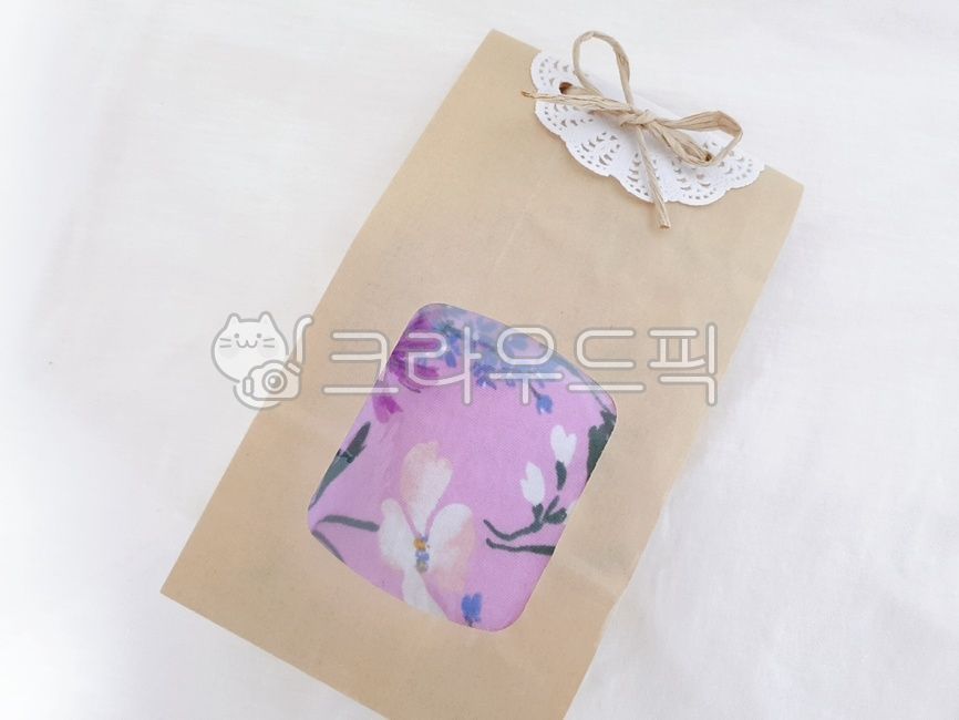 gift,gift wrapping,kraft paper,packaging,handmade gift