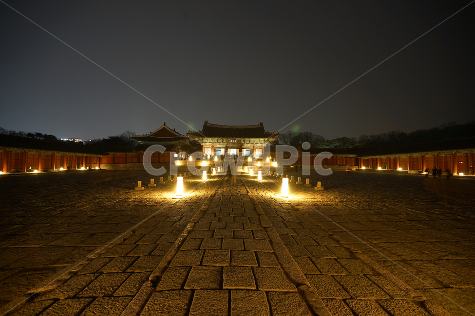 창경궁,고궁,야경,창경궁야경,장노출,야경,밤,풍경,nightscape,night,landscape,한국전통,한국문화,korean traditional,korean culture,랜드마크,landmark,tourist attraction,한국랜드마크,한국관광지,한국명소,korea landmark,korea tourist attraction,건축물,건물외관,exterior,building,structure,architecture,construction,walkway,보도,path,통로,sidewalk,pavement,포장