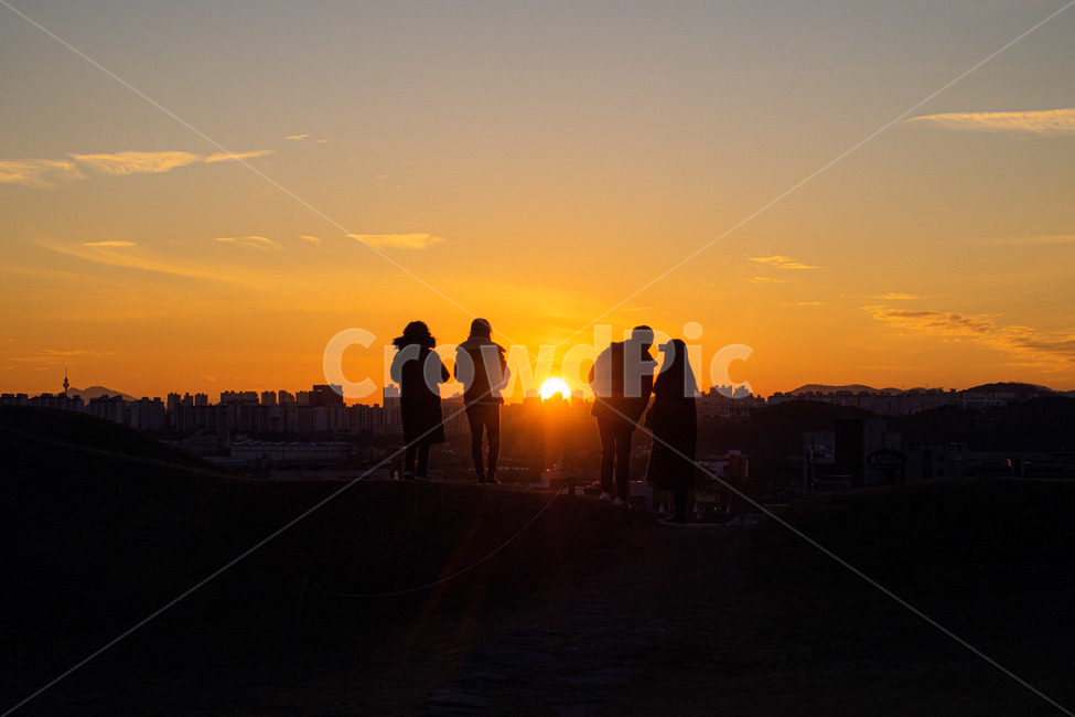 human,인간,person,사람,nature,자연,하늘,sunset,일몰,redsky,붉은하늘,outdoors,옥외,황혼,sunlight,햇빛,노을,사람들,대중,군중,other people,crowd,인물실루엣,사람실루엣,character silhouette,human silhouette