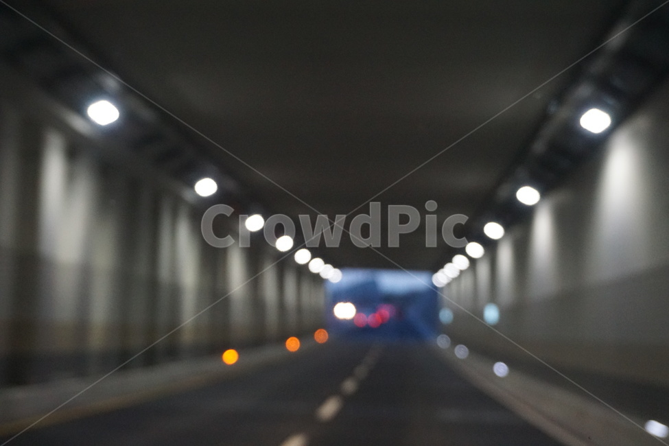 터널,불빛,반짝임,회색,파란색,콘크리트,노란색,흐림,교통,교통수단,traffic,transportation