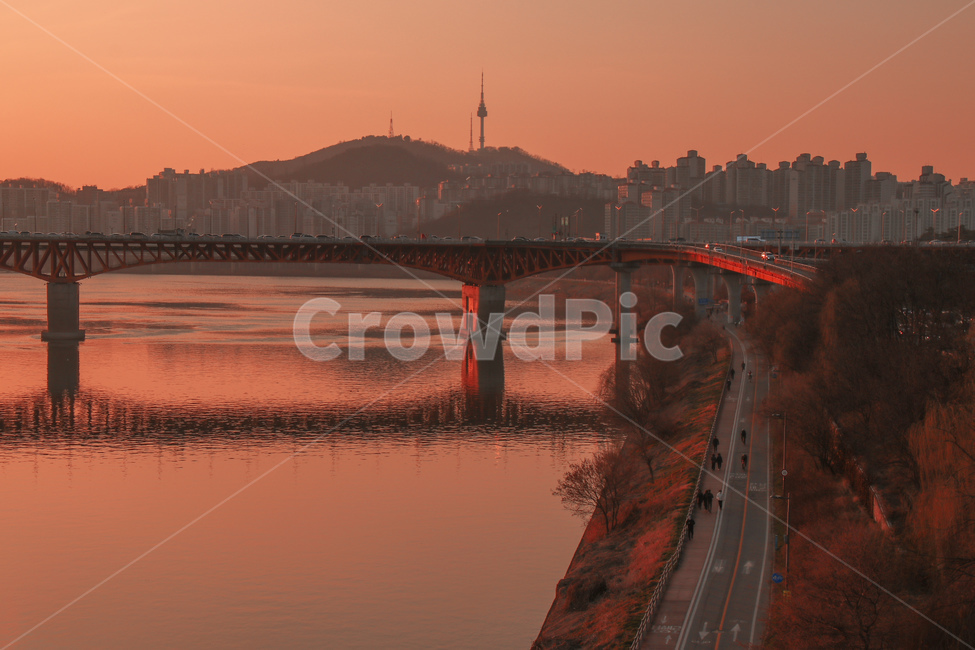 남산타워,노을,서울풍경,랜드마크,남산,매직아워,저녁하늘,저녁,성수대교,한강,산책로,peaceful,평화로운,편안한,휴식처,힐링,안락한,따뜻한,warm,분위기,한국도시경관,도시풍경,한국,맑은,서울,깨끗한,청명한,한국도시풍경,파스텔,배경화면,옥외,경치,풍경,color,색감,색채,계절,season,색깔,색상,도시,풍경,city,landscape,한국도시풍경,한국도시경관,korea cityscape