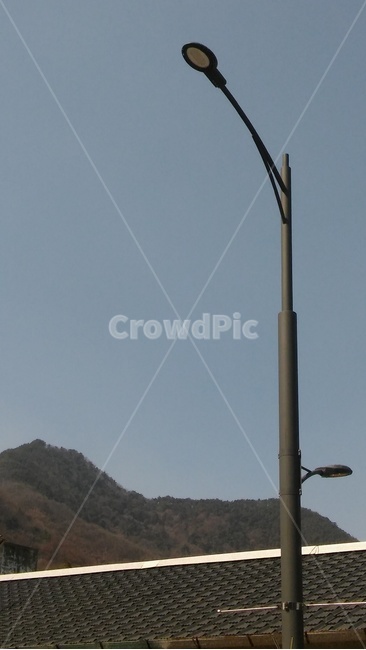 가로등,지붕,하늘,하나,산,낮,외로움,홀로서기