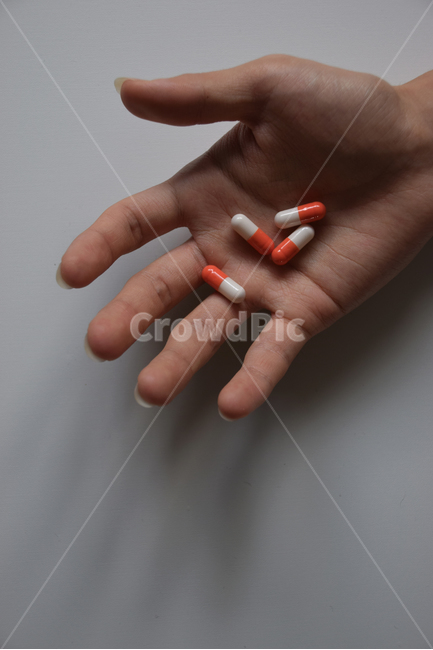 약,알약,예방,예방접종,약국,건강,신체검사,약물,마약,피임,피임약,병원,진료,손,중독,사람,인물,인간,human,person,신체일부,몸,body,의료,의학,병원,medical,hospital,clinic