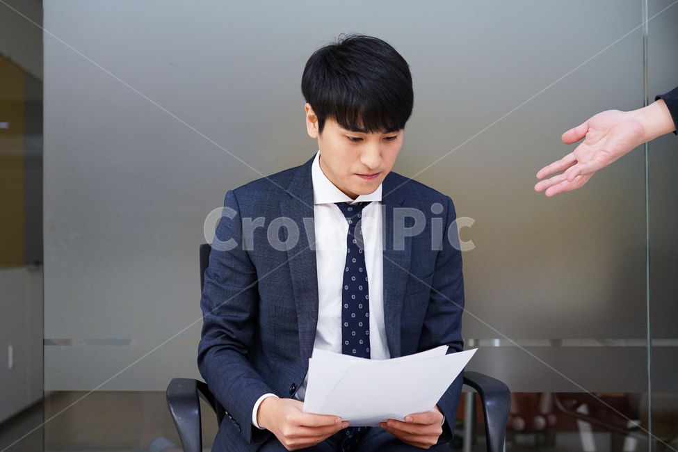 남자,남성,비즈니스,신입사원,직장인,회사원,사무실,서류,업무,스트레스,양복,정장,work,사회생활,직장생활,지시,꾸지람,꾸중,구박,혼남,사람,인물,인간,human,person,손,제스처,표시,손짓,표현,gesture,hand,sign,expression,남성,남자,man,male,산업,industry,industrial,비즈니스,사업,business,service,work
