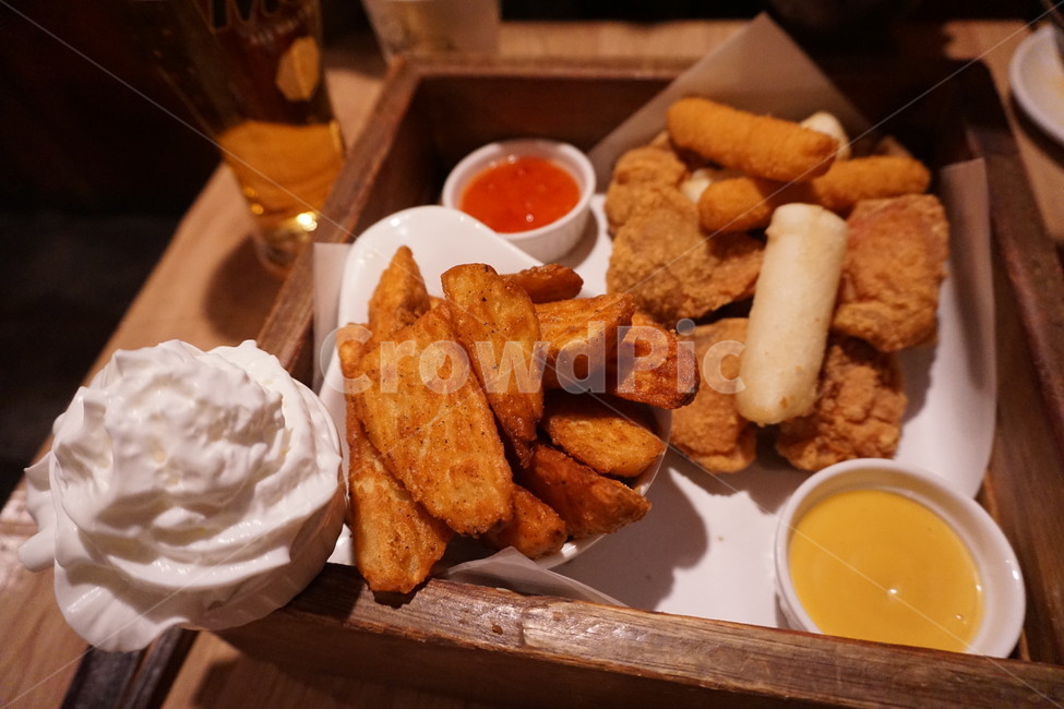 음식,치킨,치맥,감자튀김,감성사진,휘핑크림,머스타드,칠리소스,치킨바구니,휴식,음식,식재료,요리,food,cook,meal,dishes,food reserves