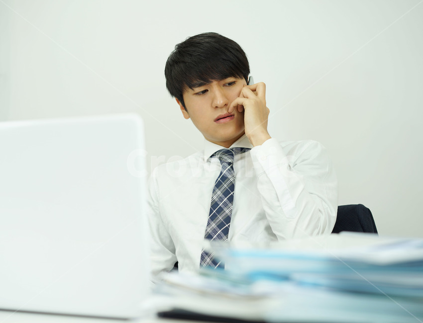 비즈니스,사업가,직장인,회사원,업무,남성,남자,사무실,책상,정장,와이셔츠,통화,전화,사람,인물,인간,human,person,남성,남자,man,male,흑백,모노톤,monochrome,black and white,산업,industry,industrial,비즈니스,사업,business,service,work