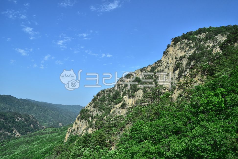 설악산,한국자연경관,산,국립공원,암봉,벼랑,낭떠러지,절벽,능선,마운틴,자연,산등성이,봉우리,높은산,산맥,mountain,tree,nature,environment,환경,배경,바탕,백그라운드,야외,옥외,아웃도어,힐링,고산준봉,신록,녹음,계절,시즌,첩첩산중,서북능선,외설악,자연,풍경,nature,landscape