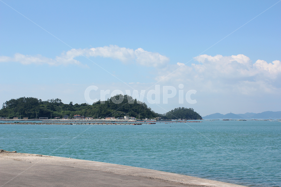 beach,blue,cement,cloud,coast,coastline,concrete,green,island,mountain,nature,ocean,sea,sky,tree,water,wave,하늘,낮하늘,구름,낮,섬,산,언덕,그린,파랑,블루,파란하늘,바다,낮바다,어촌,해안가,바닷가,물결,바닷물,푸른바다,남해안,남해바다,남해,콘크리트,먼산,자연,풍경,nature,landscape,land,땅,outdoors,옥외,shoreline,해안선,물,대양,연안