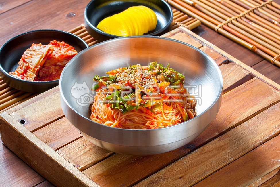 국수,비빔국수,양념,양념소스,식재료,점심,점심식사,별미,한국음식,요리,한국요리,전통요리,면,면요리,면류,민속음식,비빔,그릇,간편식,간편음식,food,먹거리,분식,분식점,식당,음식점,한국음식점,한식,한식요리,비빔면,야채,계절음식,여름,계절메뉴,김치,단무지,채소,식사,음식,양념장,비빔장,국수양념장