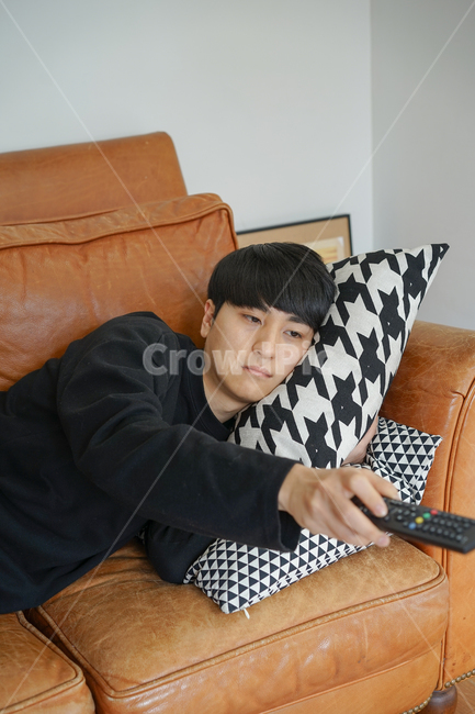 쇼파,소파,휴식,남성,남자,거실,휴일,sofa,실내,쿠션,rest,가구,tv,텔레비전,티비시청,리모컨,리모콘,지루한,따분한,심심한,집콕,방구석,일상,집돌이,사람,인물,인간,human,person,남성,남자,man,male