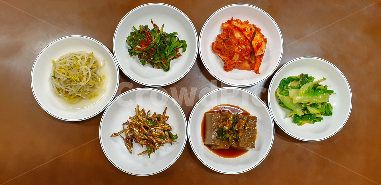 한국음식,반찬,한정식,요리,테이블,점심식사,미식가,특선요리,부추김치,김치,도토리묵,멸치볶음,숙주나물,얼갈이무침,세트,접시,음식,식재료,요리,food,cook,meal,dishes,food reserves,한식,한국음식,한국요리,korean food,korean dishes,korean meal,korean cook