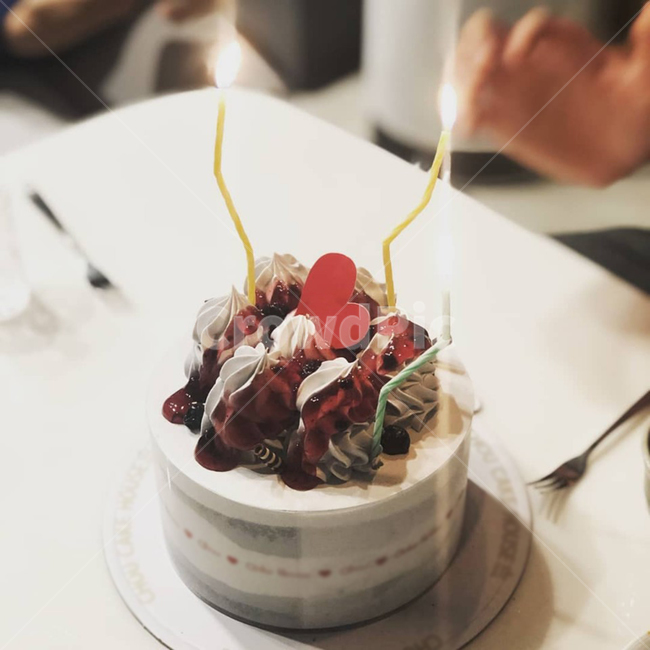 케익,촛불,초,불빛,생크림,포크,축하,기념일,기념일,축하,anniversary,congratulation,celebrate,celebration,디저트,간식,후식,dessert,snack