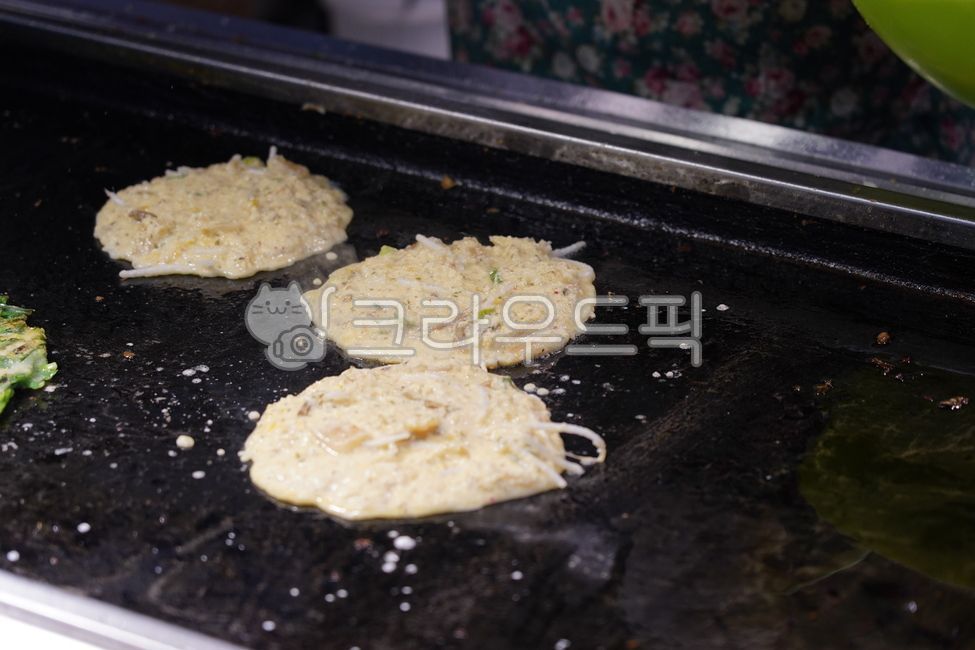 Pajeon,Korean food,Korean pancake,chive pancake,fried food,traditional food,meat pajeon,Korean cuisine,yangjangpi,Chinese cuisine,shredded vegetables,Chinese food,mustard,vegetables,food,cucumber,stir-fried meat,Chinese vermicelli,jellyf