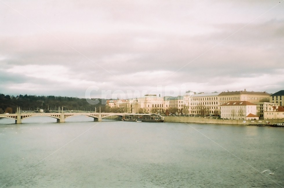 bridge,river,czech,europe,film,filmcamera,도시,풍경,city,landscape,해외,외국,세계,foreign,oversea,world,세계도시풍경,해외도시풍경,외국도시풍경,world cityscape