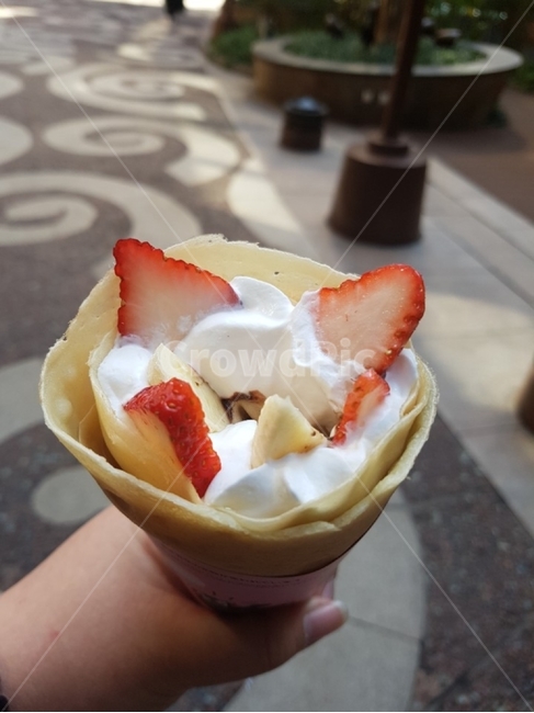 크레페,과일크레페,딸기,생크림,손,음식,과일,디저트,바나나