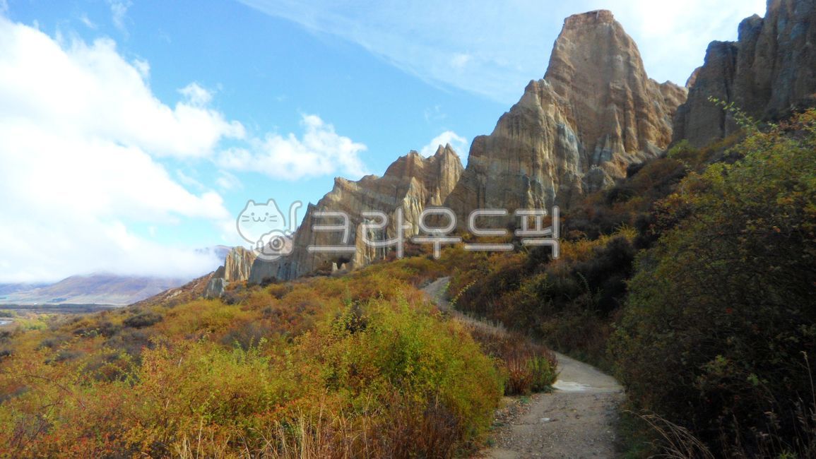 mountainrange,cliffs,Pebble,trail,path,mountain,mountainouslandforms,road,sight,highland,dirt road,sky,Cliff,dirtroad,mountain range,Passage,slope,New Zealand,gravel,newzealand,background,south island,wilderness,valley,southisland,Hill,cliff,vegetation,sc